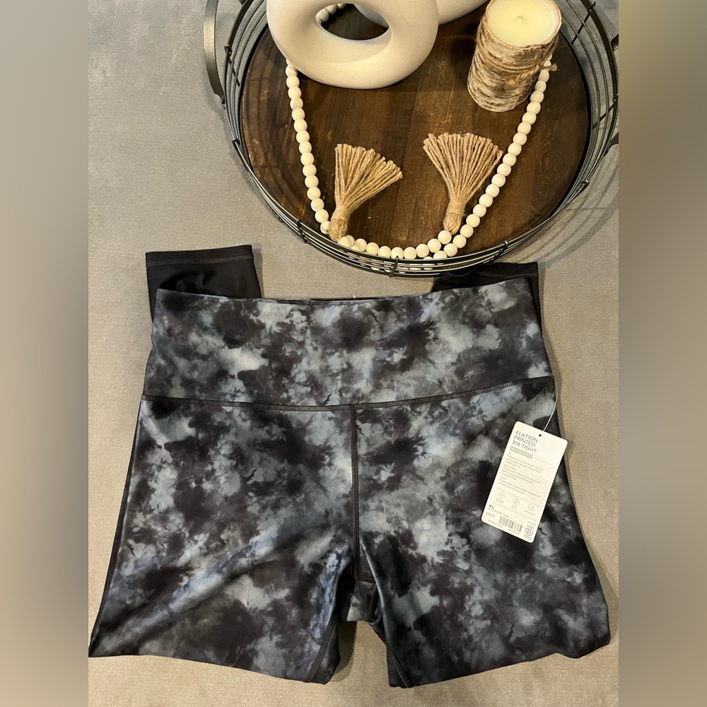 ATHLETA ELATION PRINTED TIGHT! Size: XL COLOR:GRAY/SILVER NWT